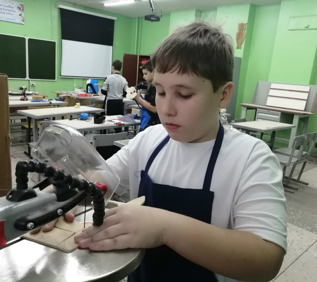 Знакомство с работой лобзикового станка Знакомство с работой лобзикового станка.