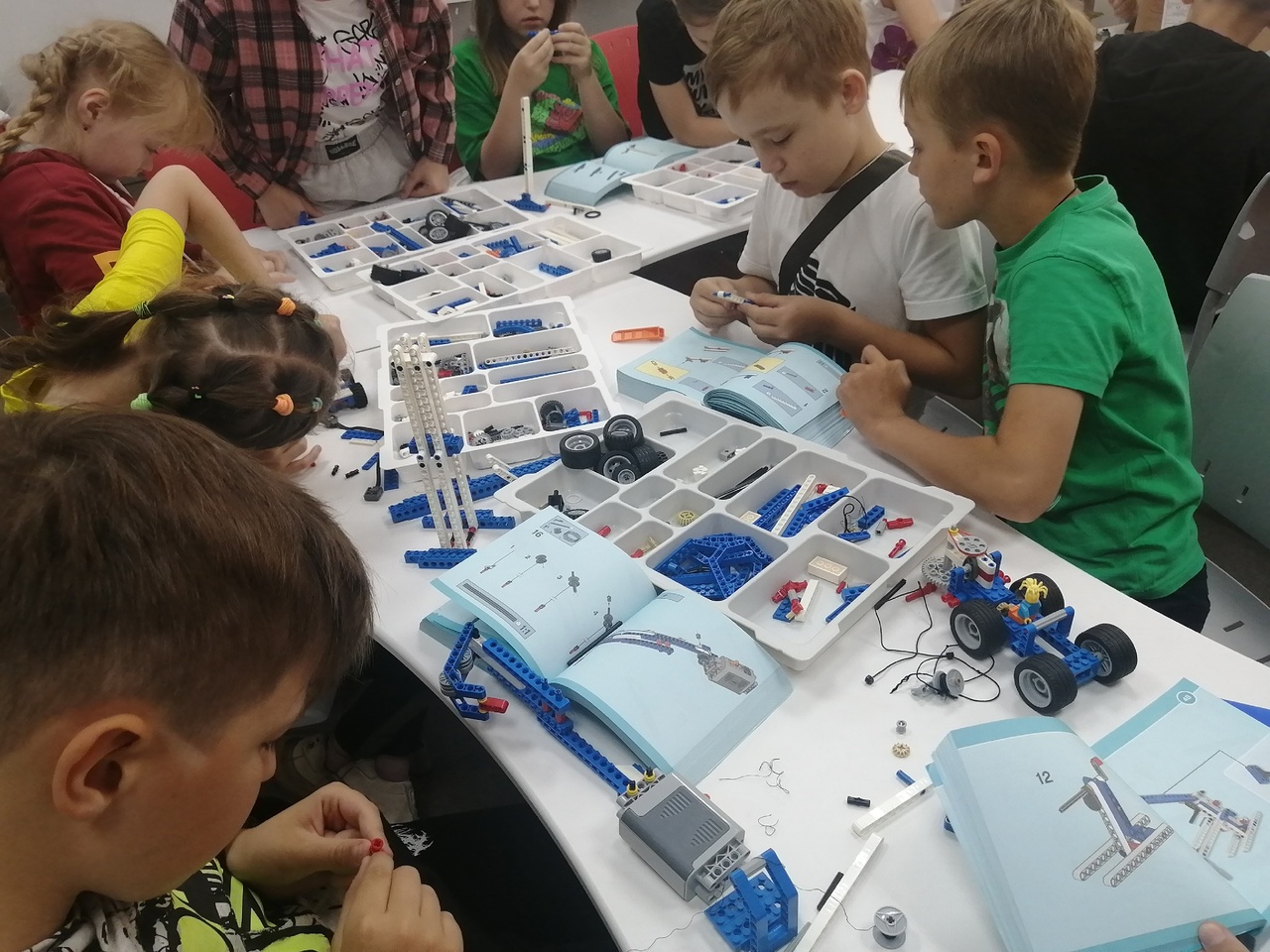 Собирание конструктора LEGO Собирание конструктора LEGO.